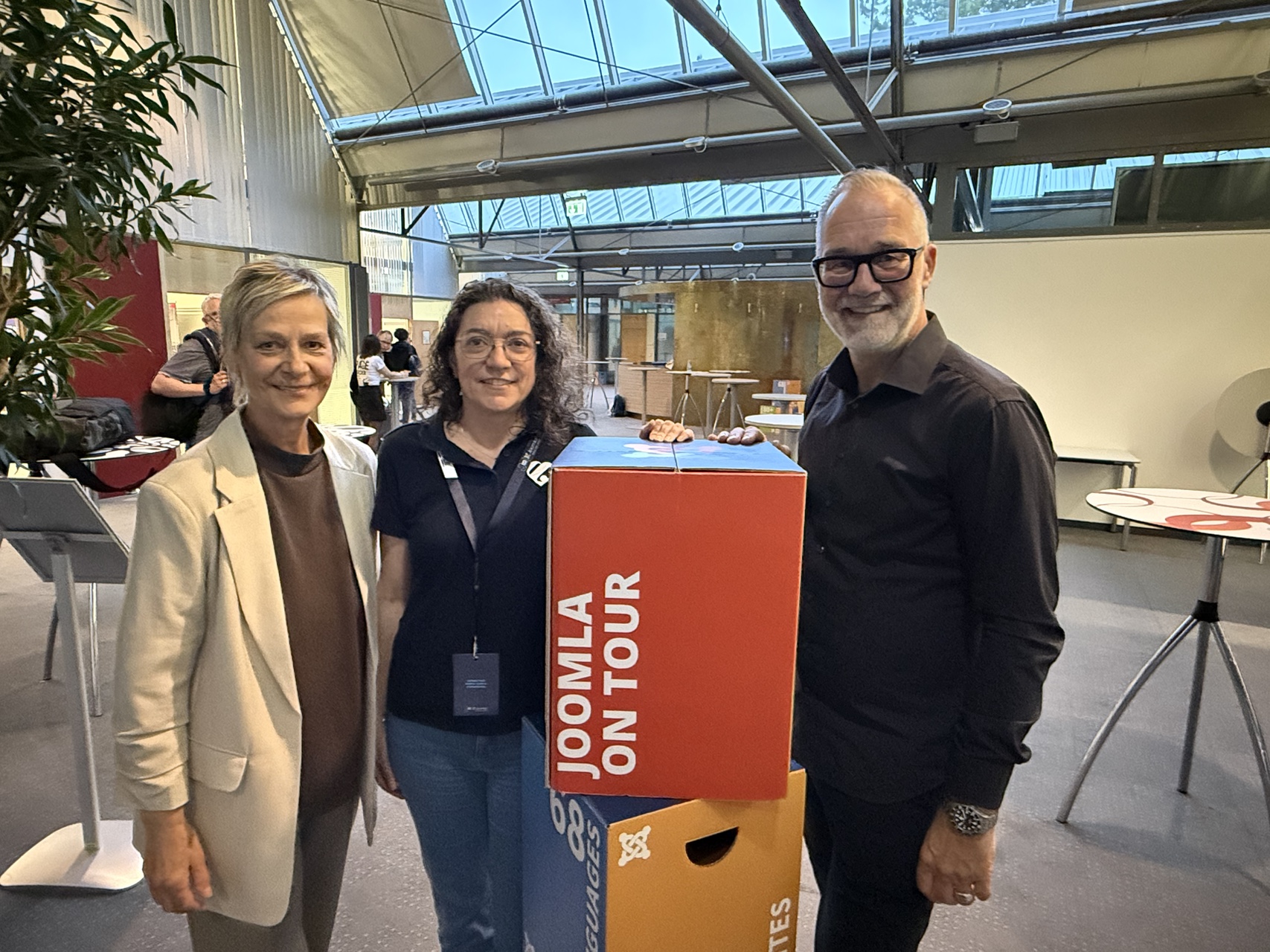 Die Chef-Organisatorin der Joomla Konferenz Viviana Menzel und die Ansprechpartnerin des Kongresshotels, Antje Senf